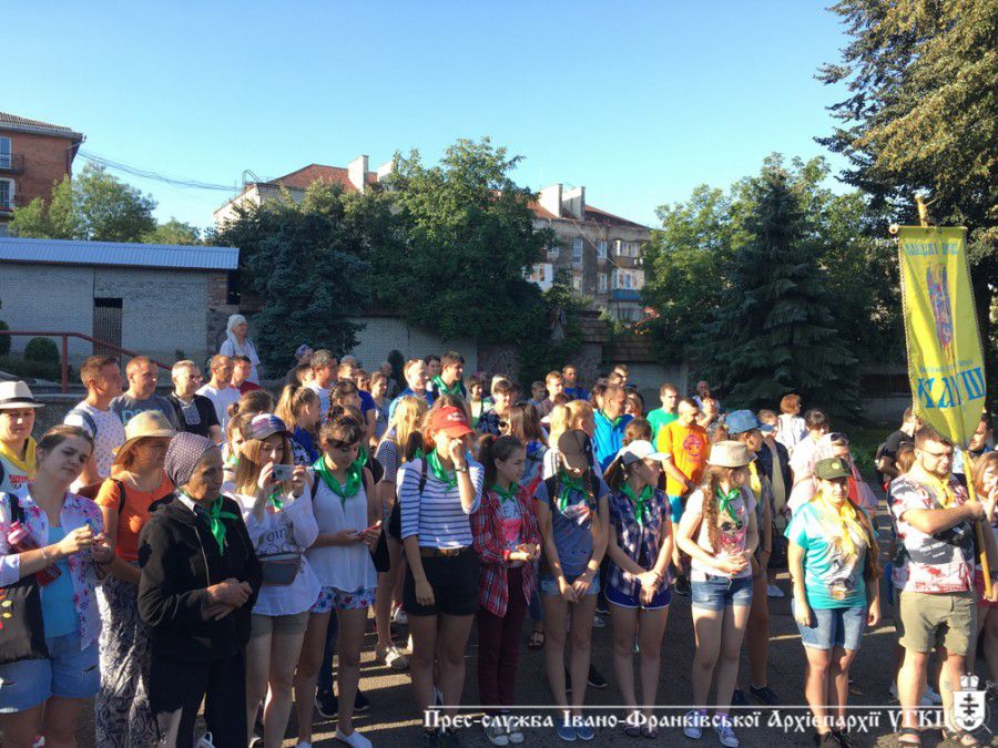 Прочани розпочали день зі спільної молитви у храмі св. Архистратига Михаїла.