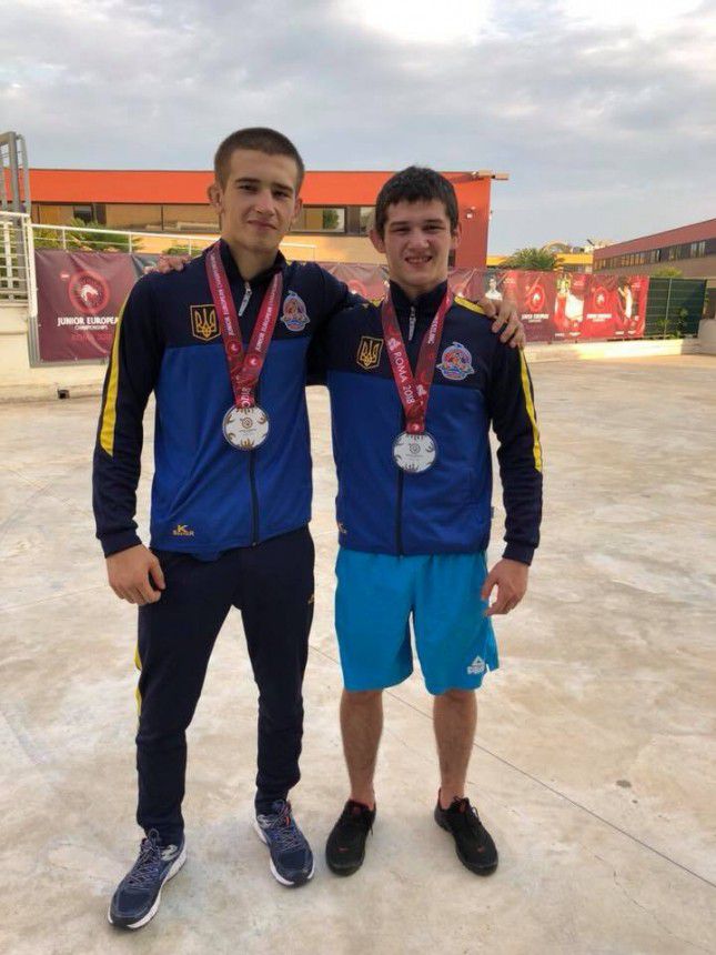 Спортсмени тренуються під керівництвом заслуженого тренера України