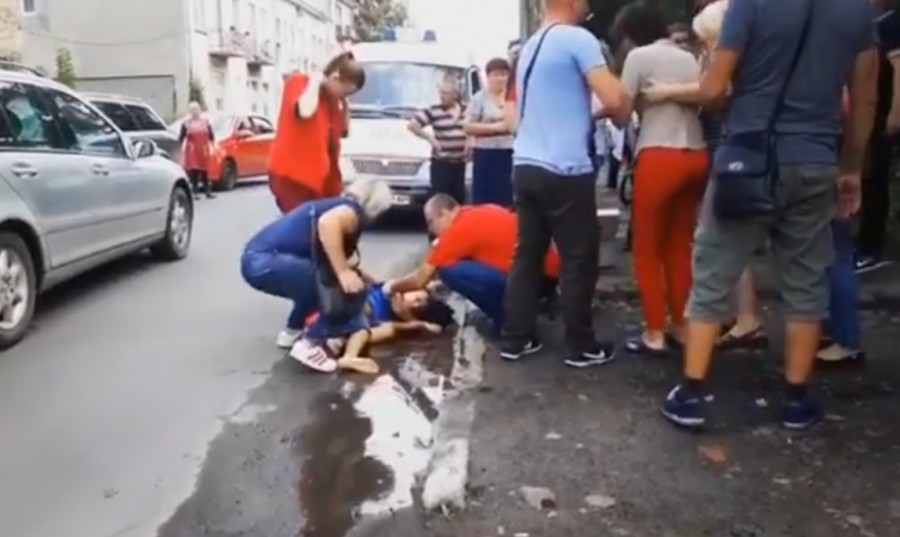 Автівка відкинула хлопчика на край дороги | Фото: Скрін з відео