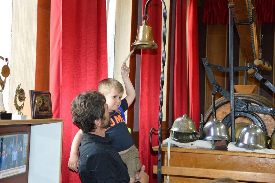 В залі історії цікавість дітей викликала картина художника Миколи Варенні, на якій зображено охоплене полум&rsquo;ям міс