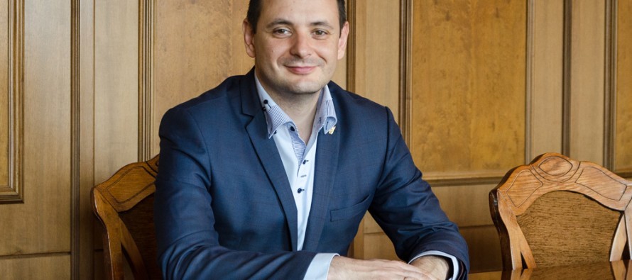 У соцмережі міський голова поділився і роздумами стосовно гри.