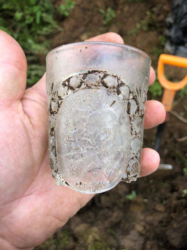 Відкопана розбита склянка, на якій зображений австрійський імператор Франц-Йосиф зі своїм крилатим девізом &laquo;Viribu