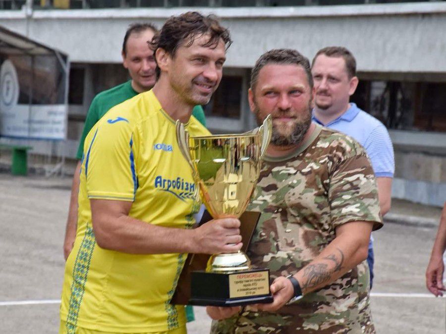 Кубок отримує Національна збірна України серед ветеранів