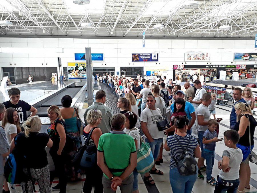 Після проходження паспортного контролю біжимо до стрічки видачі багажу і впритул займаємо місце, радить з усмішкою франк