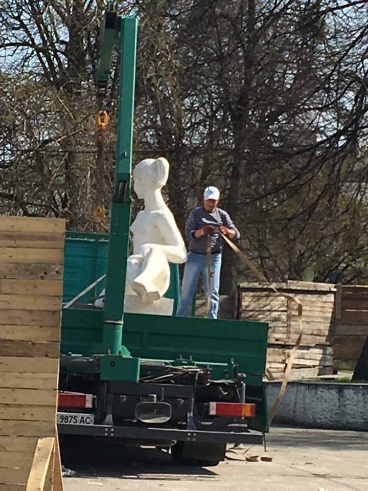 Дівчину з голубами відправили на склад КП "Калушавтодор" | Фото: Людмила Семеняк