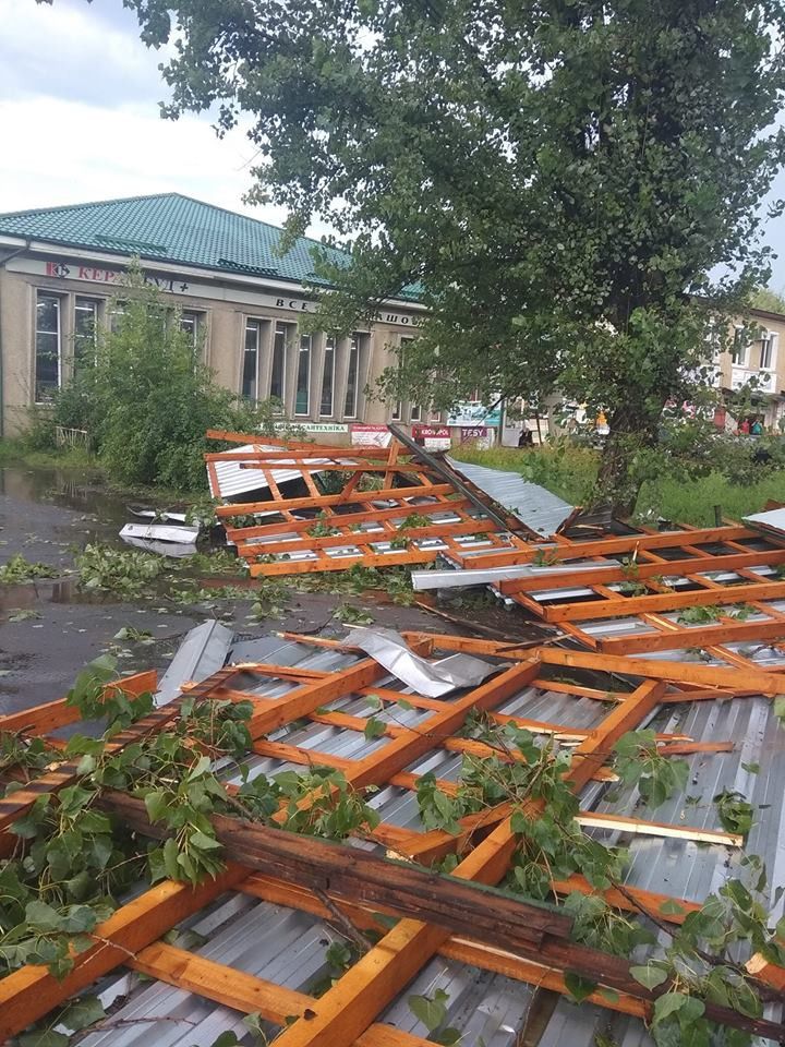 Дах впав з одного зі складів навпроти кафе "Крученик і Вареник"