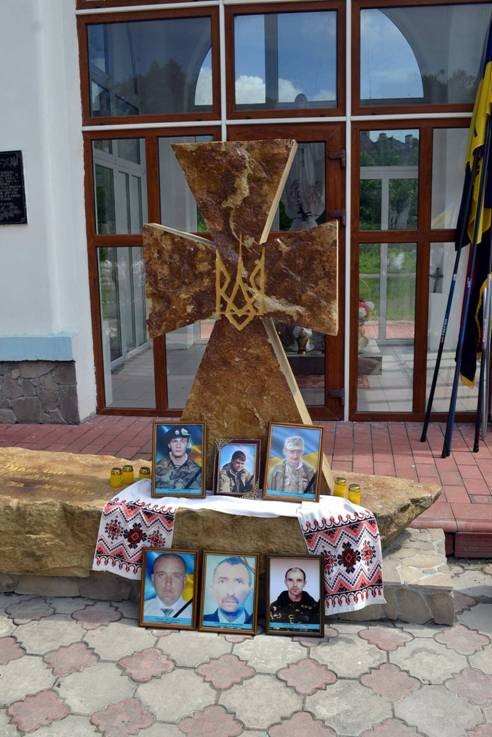 У Галич відкрили меморіальний хрест загиблим землякам