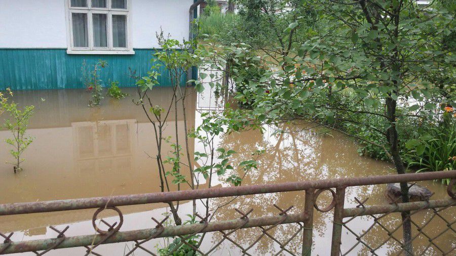 Так у Калуші затопило подвір'я на вулиці Бандери, 47 | Фото: Марта Козак Піщак
