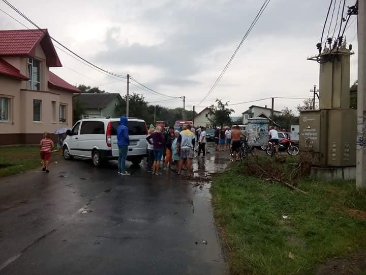 Протестувальники у Болехові пропускають спецтехніку, машини та автобуси з дітьми і хворими 