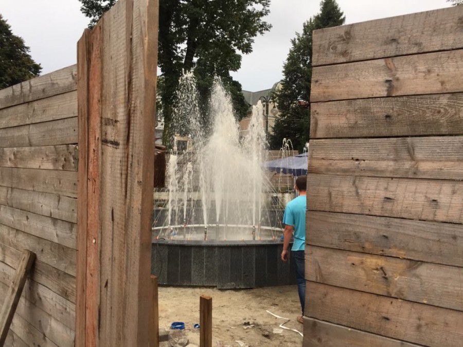 Офіційна дата запуску фонтану &mdash; 24 серпня