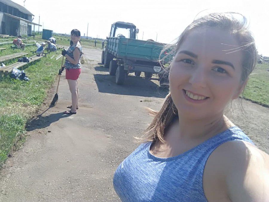 Земляки почули відомого спортсмена і цього ж тижня провели на стадіоні толоку, прибравши і покосивши траву | Фото: Маріа