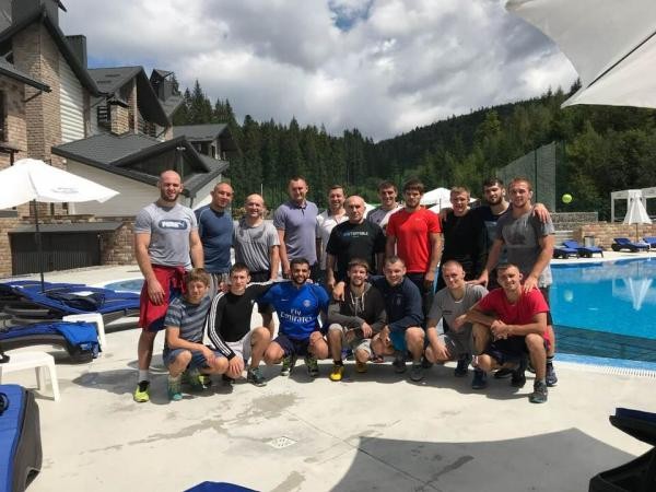 Спортсмени не забувають про тренування, поєднуючи їх з походами в гори.