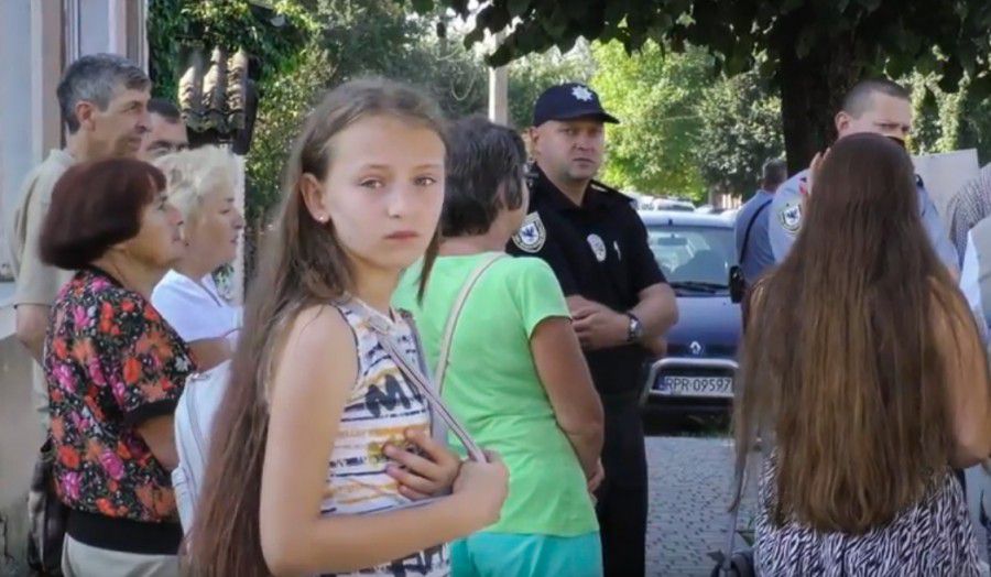 Після годинних перемовин обидві сторони дійшли згоди, що наразі спробують вплинути на ситуацію, встановивши заборонні зн