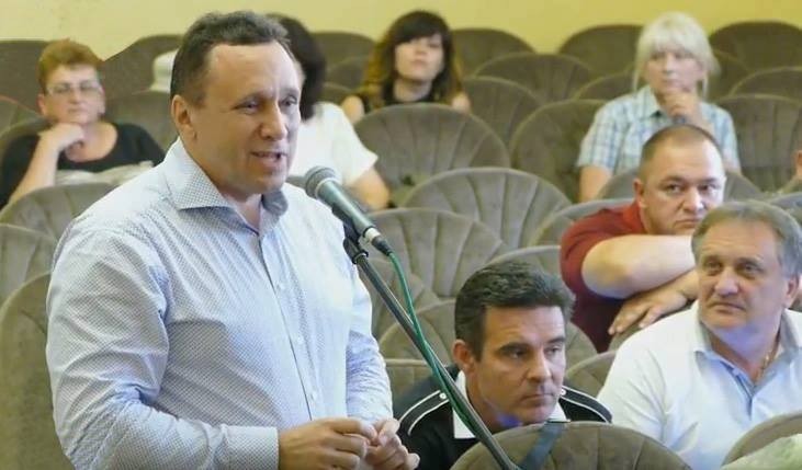 Власник будівлі кінотеатру та земельної ділянки в центрі Калуша В'ячеслав Кредісов приїжджав, щоб виступити на сесі