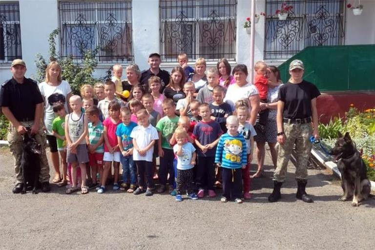 Вихованцям міжрегіонального центру соціально-психологічної реабілітації дітей в селі Мединя Галицького району показали р