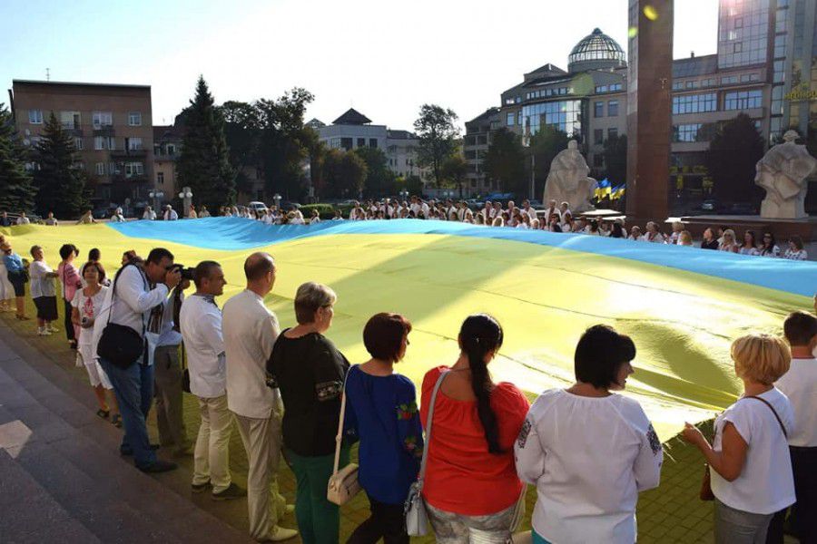 На площі перед ОДА франківці розгорнули великий синьо-жовтий прапор довжиною 36 метрів. 