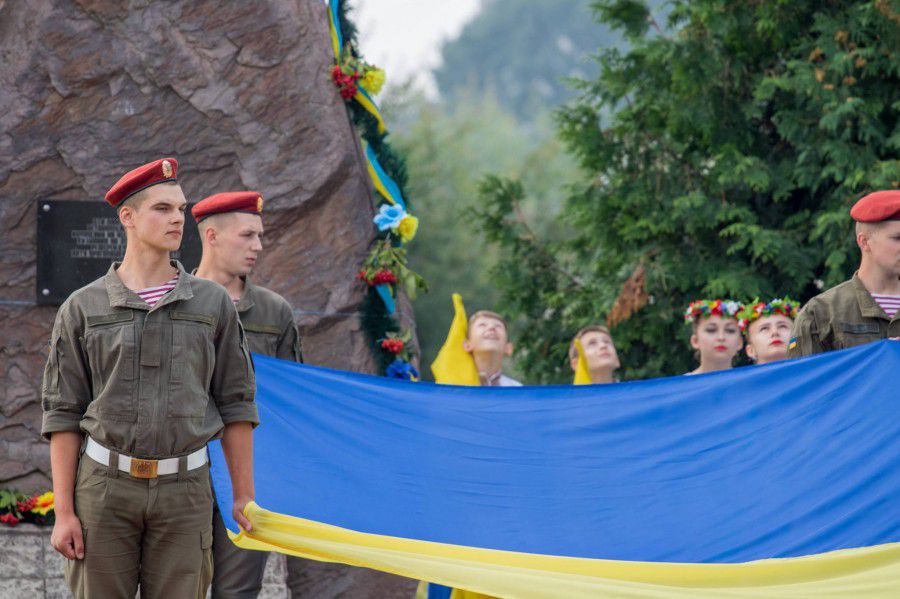 Творчі колективи міста доклали зусиль до святкової атмосфери дійства, а присутні школярі взяли участь у синьо-жовтому фл