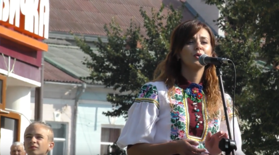 Із трепетом у серці виконала а капела Гімн України Віталіна Липовська | Фото: Скрін з відео