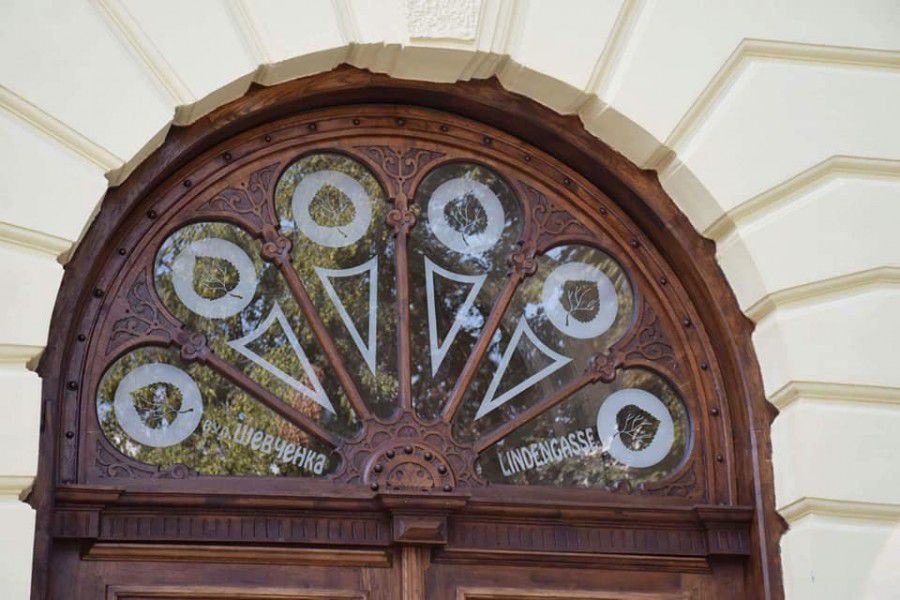 Окраса історичного будинку на вулиці Шевченка &mdash; автентичні відреставровані двері