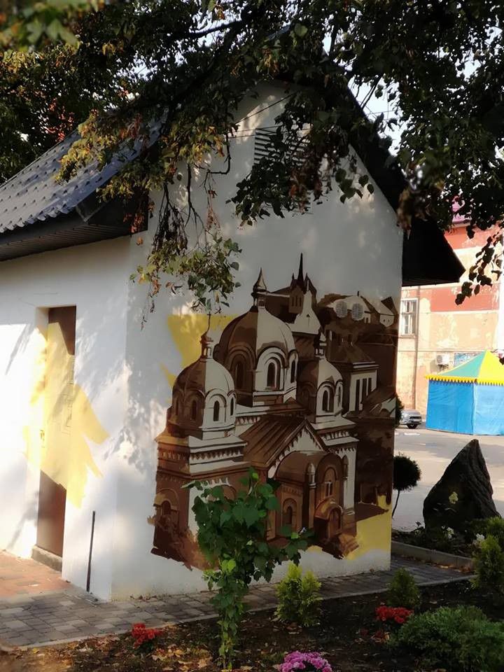 На цегляній хатинці завдяки двом художникам "виростає" міні-мурал