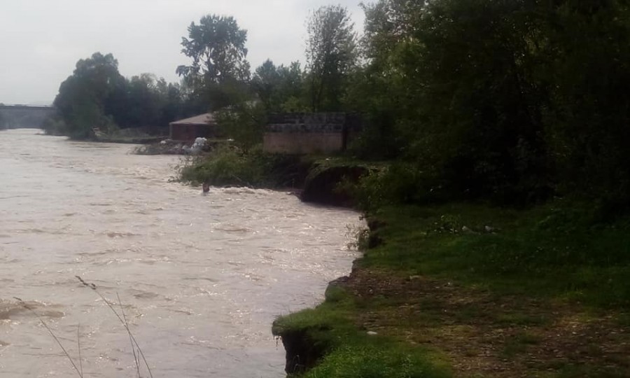 У Добровлянах Лімниця забирає берег, вимиває старі сміттєзвалища і руйнує єдину автодорогу