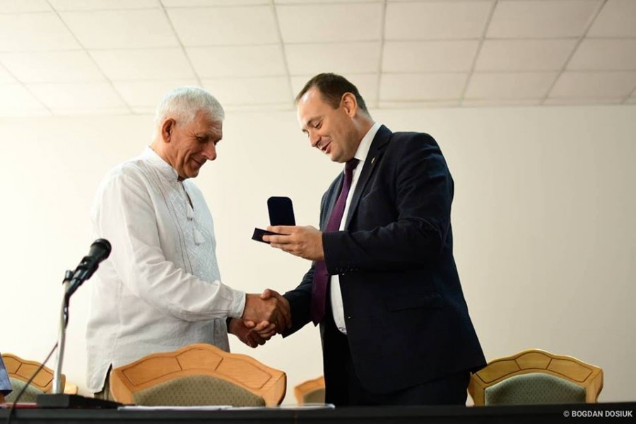 В день 70-ліття ректора університету нафти і газу нагородили відзнакою за "Міць та гордість міста"