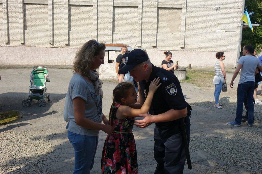 Не забувайте, що і ми, і ваші рідні чекаємо вас із щасливим поверненням зі служби, зауважив начальник ГУ Нацполіції