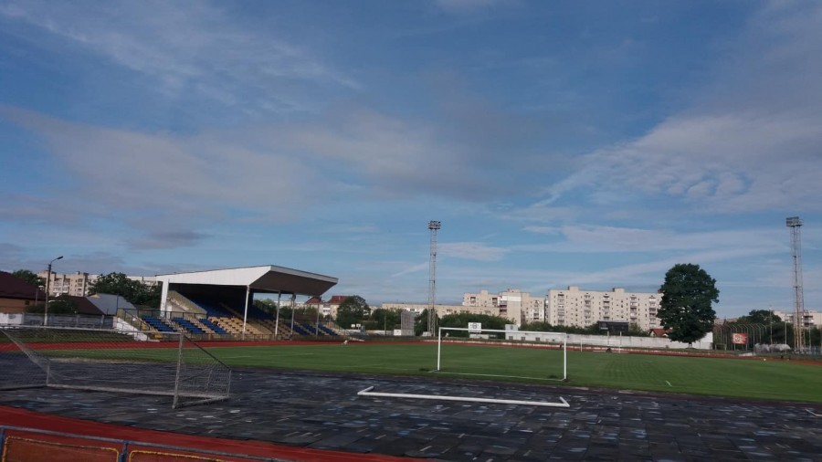 На території стадіону є багато місця для торгівлі, зокрема заасфальтовані майданчики при вході і біля трибун