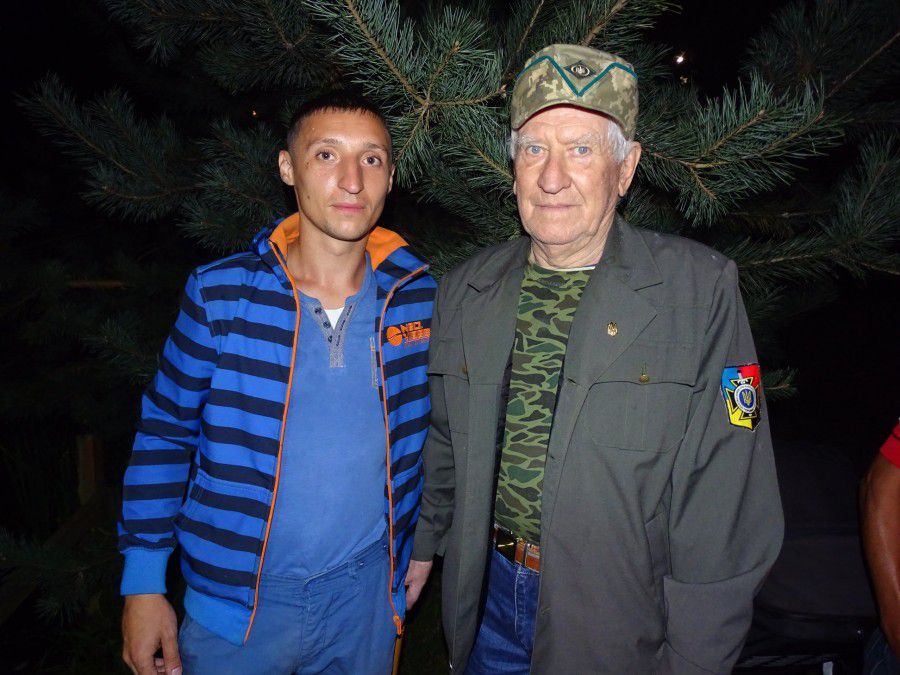 91-річний ветеран УПА Степан Петраш із 25-річним бійцем АТО Миколою Стасюком, який з "Іловайського котла" на 1