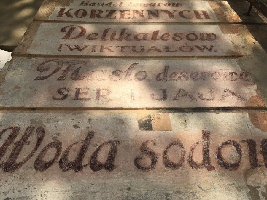 У Івано-Франківську реставрували старі вивіски біля майстерні взуття