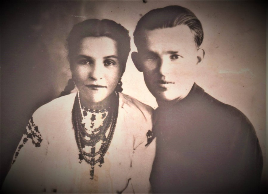 На всіх світлинах, від дуже юних, майже дитячих років, поряд із Іваном &mdash; дуже вродлива дівчина. Та лиш посмішка зг