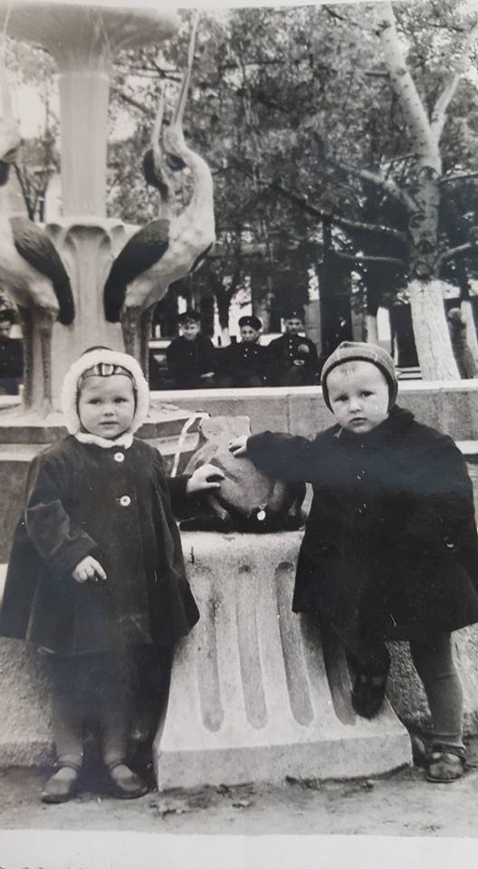 Світлина фонтану з жабками в Калуші ззбереглася в альбомі Людмили Ковтун, яка опублікувала її у соцмережі. Фото було зро