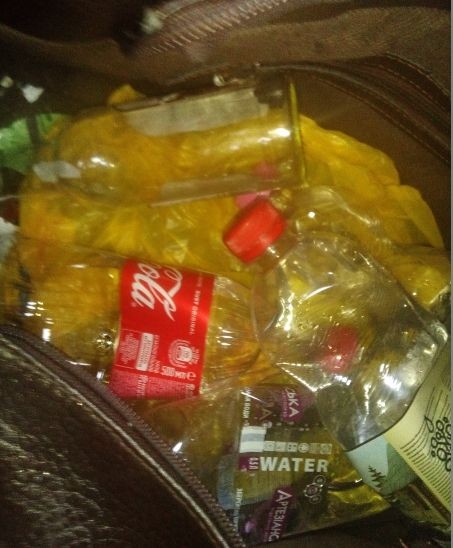 Прозору рідину знищено на місці шляхом виливання.