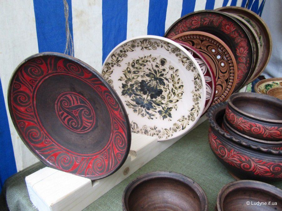 Усі охочі могли придбати оригінальну авторську кераміку та спробувати себе в роботі за гончарним кругом | Фото: ludyne.i