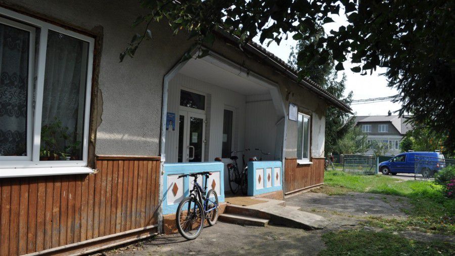 Приміщення  амбулаторії &mdash; не типове, а пристосоване. Раніше тут була колгоспна контора. Ще раніше &mdash; приватна