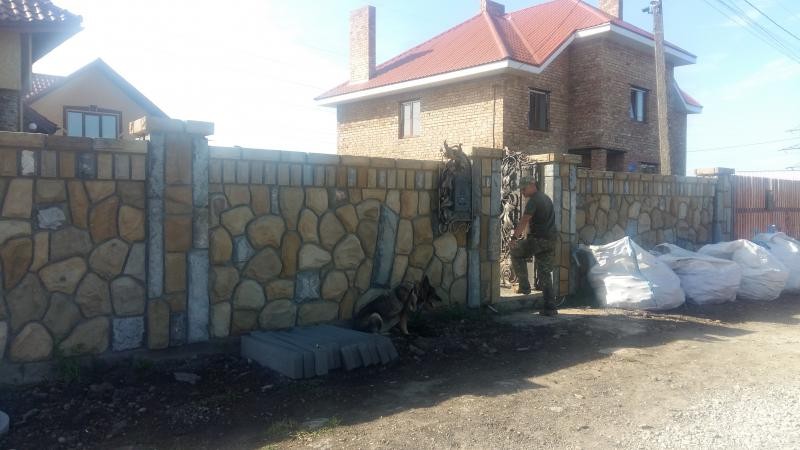 Від вибухів мешканці будинку не постраждали.