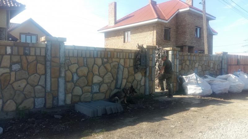 Від вибухів мешканці будинку не постраждали