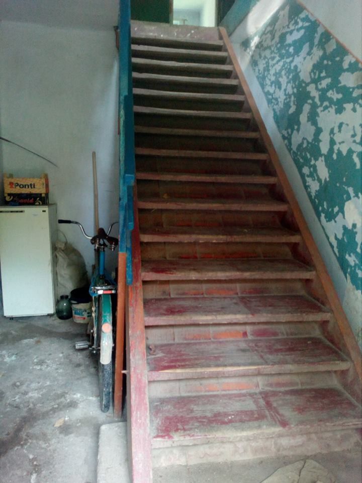 З настанням морозів старенькі змушені переходити у приміщення місцевої амбулаторії на другий поверх, та перетягти ліжко 