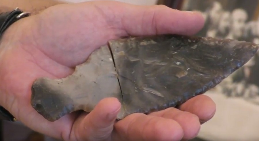 За словами науковця, наконечний має дуже оригінальну заточку, як у сучасної пили | Фото: Скрін з відео