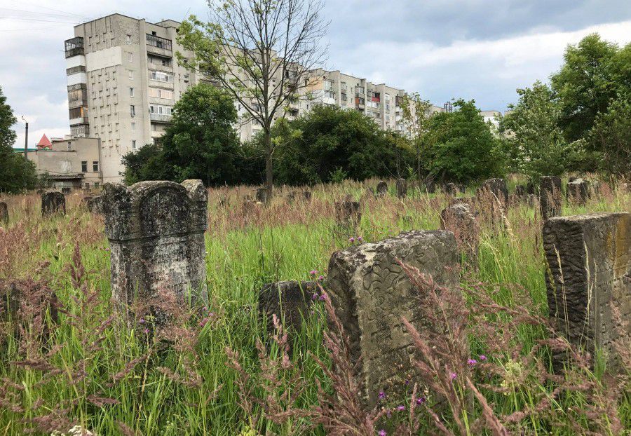 На цвинтарі неодноразово були зафіксовані пожежі. Також це місце стає притулком для безхатьків та розпивання алкоголю | 