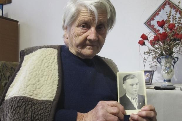 Ольга Гнибіда показує фотографію свого рідного брата Мирослава Сагайдака. Він був серед розстріляних | Фото: report.if.u