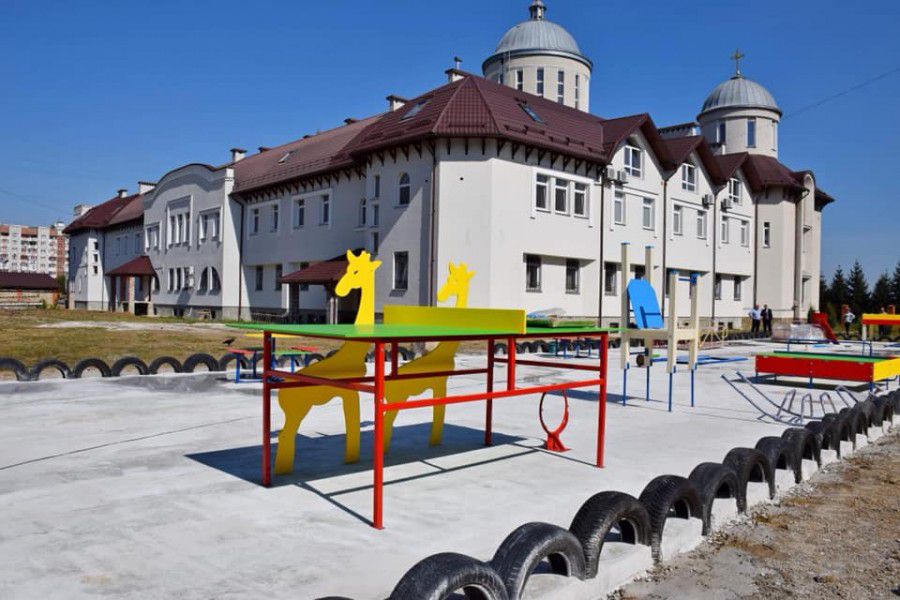 Вже зовсім скоро малеча зможе випробувати нові гойдалки 