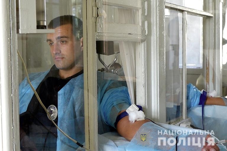 Поліцейські здали кров для порятунку життя немовляти травмованого у ДТП