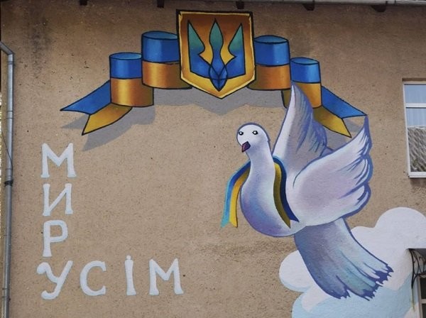 На малюнку семирічної художниці зображено голуба - пташку, що символізує мир