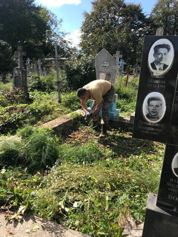 Калушани прибрали цвинтар у Підгірках, вирізавши всі кущі та дерева, покосивши траву біля могил воїнів ОУН-УПА