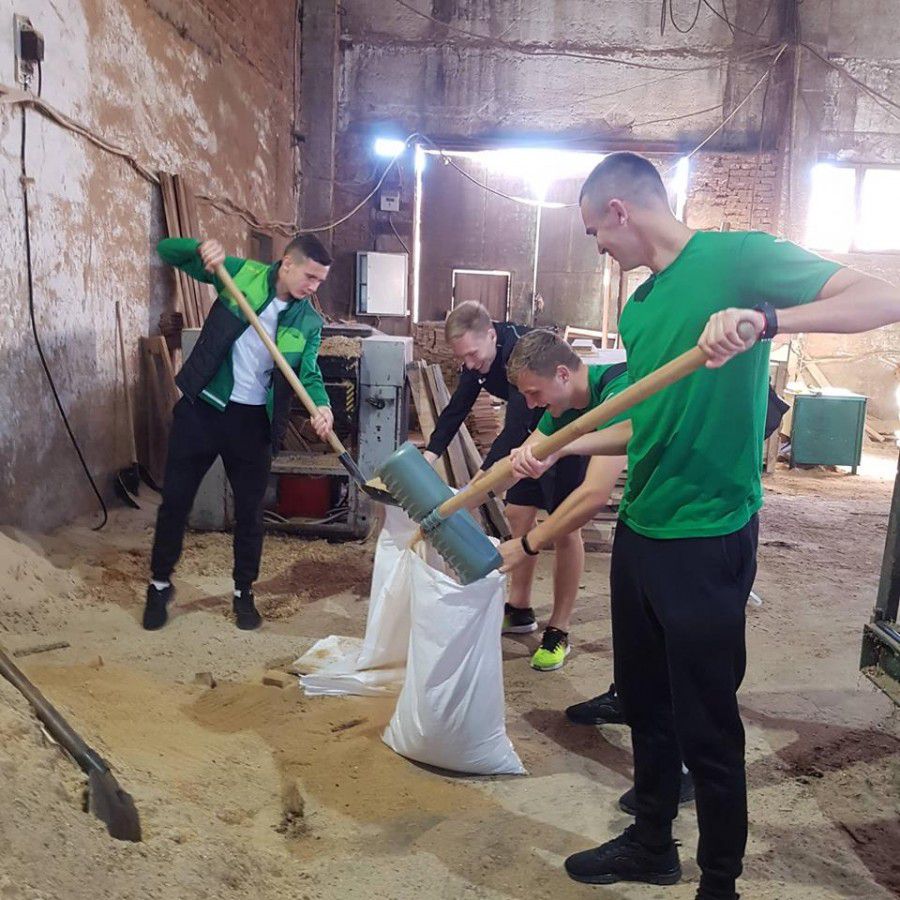 Футболісти взяли участь в облаштуванні території для чотирилапих, що розташована на околиці Івано-Франківська