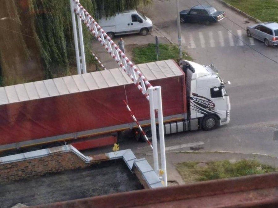 Обмежувач пошкодили буквально на півтора години від початку експлуатації