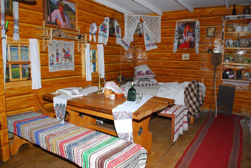 Учні ВПУ-7, які в майбутньому стануть кваліфікованими спеціалістами, серед експонованих матеріалів знаходять те, що є іс