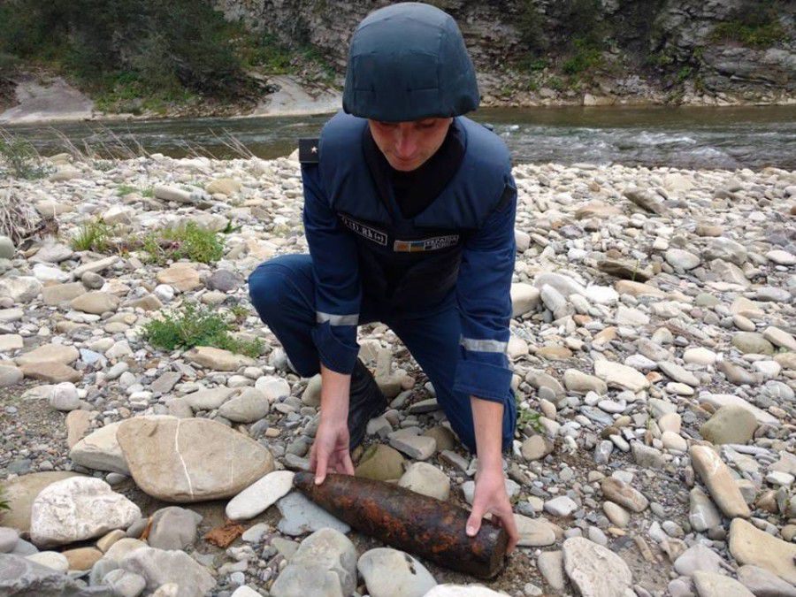 На Прикарпатті піротехніки знищили 2 вибухонебезпечні предмети
