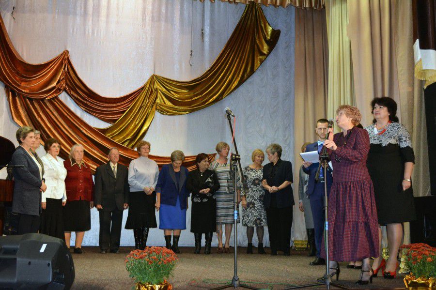 Директор дитячої музичної школи Леся Мелимука вітає вчителів | Фото: Євгенія Цуркан